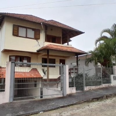 Casa Residencial com 314m², 4 quartos, 2 suítes, 4 garagens, no bairro Trindade em Florianópolis