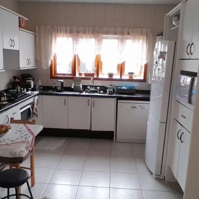 Casa Residencial com 314m², 4 quartos, 2 suítes, 4 garagens, no bairro Trindade em Florianópolis