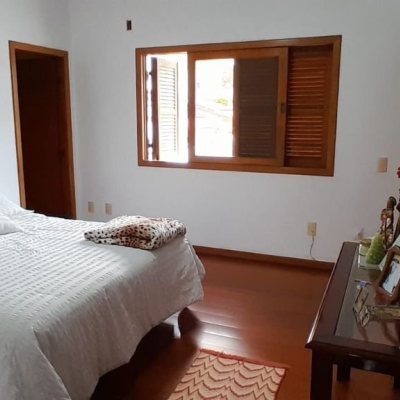 Casa Residencial com 314m², 4 quartos, 2 suítes, 4 garagens, no bairro Trindade em Florianópolis