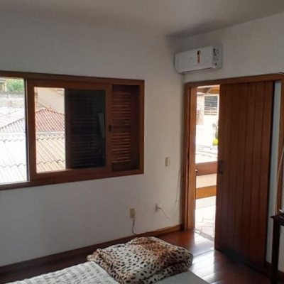 Casa Residencial com 314m², 4 quartos, 2 suítes, 4 garagens, no bairro Trindade em Florianópolis