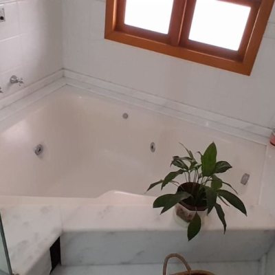 Casa Residencial com 314m², 4 quartos, 2 suítes, 4 garagens, no bairro Trindade em Florianópolis