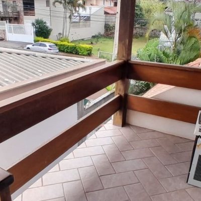 Casa Residencial com 314m², 4 quartos, 2 suítes, 4 garagens, no bairro Trindade em Florianópolis