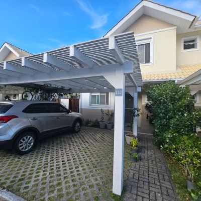 Casa em Condomínio com 101m², 3 quartos, 1 suíte, 2 garagens, no bairro Morro das Pedras em Florianópolis