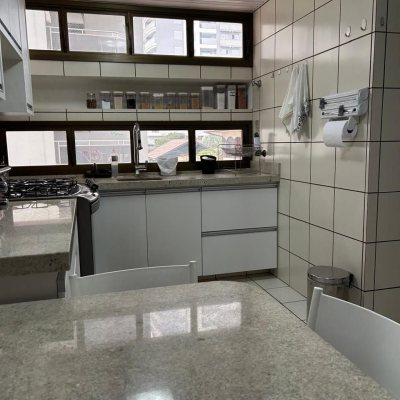 Apartamentos com 208m², 4 quartos, 1 suíte, 2 garagens, no bairro Agronômica em Florianópolis