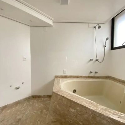 Apartamentos com 157m², 3 quartos, 3 suítes, 2 garagens, no bairro Centro em Florianópolis