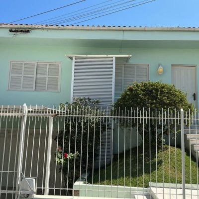 Casa Residencial com 185m², 4 quartos, 1 suíte, 2 garagens, no bairro Capoeiras em Florianópolis