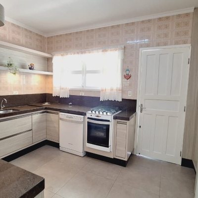 Casa Residencial com 185m², 4 quartos, 1 suíte, 2 garagens, no bairro Capoeiras em Florianópolis