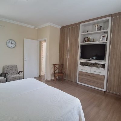 Casa Residencial com 185m², 4 quartos, 1 suíte, 2 garagens, no bairro Capoeiras em Florianópolis