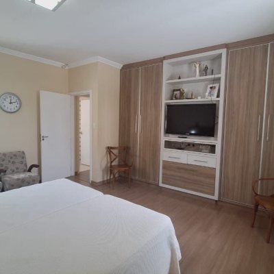 Casa Residencial com 185m², 4 quartos, 1 suíte, 2 garagens, no bairro Capoeiras em Florianópolis