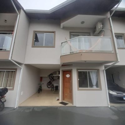 Sobrado Residencial com 92m², 3 quartos, 1 garagem, no bairro Forquilhas em São José