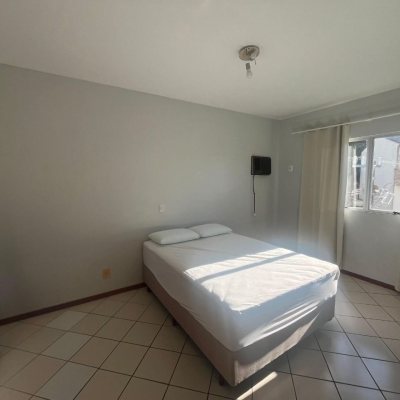 Apartamentos com 45m², 1 quarto (sendo 1 suíte), 1 garagem, no bairro Carvoeira em Florianópolis
