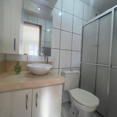 Apartamentos com 45m², 1 quarto (sendo 1 suíte), 1 garagem, no bairro Carvoeira em Florianópolis