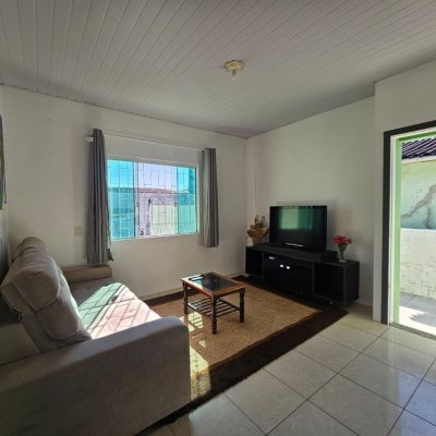 Casa Residencial com 90m², 3 quartos, 2 garagens, no bairro Forquilhinha em São José