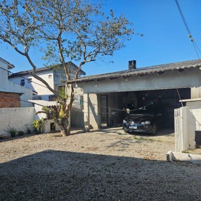 Casa Residencial com 90m², 3 quartos, 2 garagens, no bairro Forquilhinha em São José