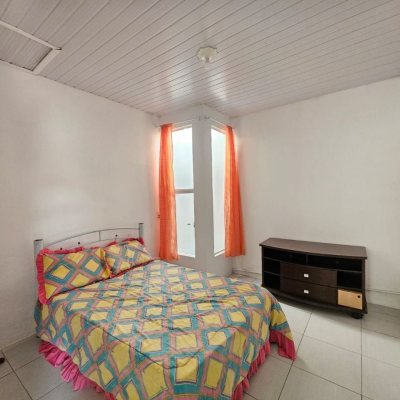 Casa Residencial com 90m², 3 quartos, 2 garagens, no bairro Forquilhinha em São José