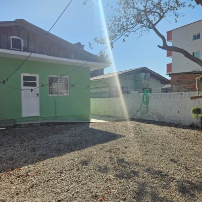 Casa Residencial com 90m², 3 quartos, 2 garagens, no bairro Forquilhinha em São José