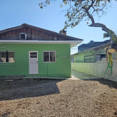 Casa Residencial com 90m², 3 quartos, 2 garagens, no bairro Forquilhinha em São José