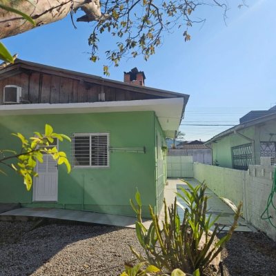 Casa Residencial com 90m², 3 quartos, 2 garagens, no bairro Forquilhinha em São José