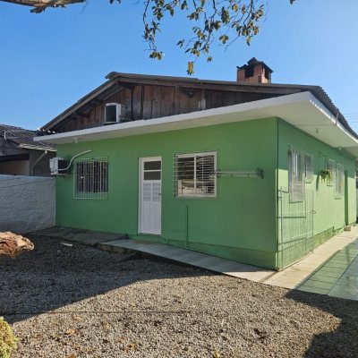 Casa Residencial com 90m², 3 quartos, 2 garagens, no bairro Forquilhinha em São José