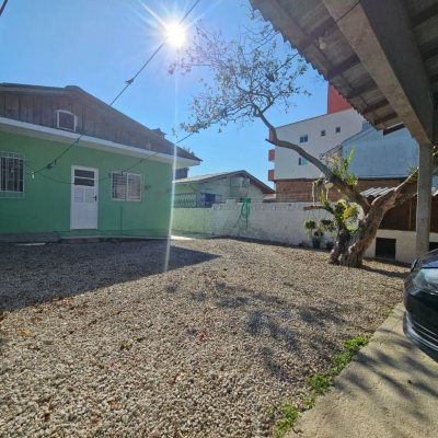 Casa Residencial com 90m², 3 quartos, 2 garagens, no bairro Forquilhinha em São José