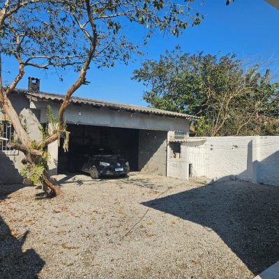 Casa Residencial com 90m², 3 quartos, 2 garagens, no bairro Forquilhinha em São José