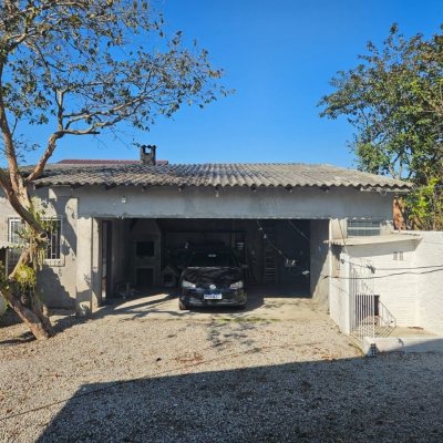 Casa Residencial com 90m², 3 quartos, 2 garagens, no bairro Forquilhinha em São José