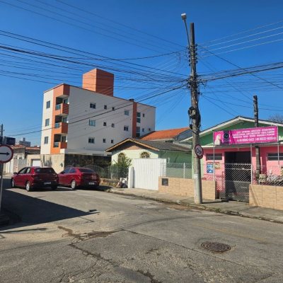 Casa Residencial com 90m², 3 quartos, 2 garagens, no bairro Forquilhinha em São José