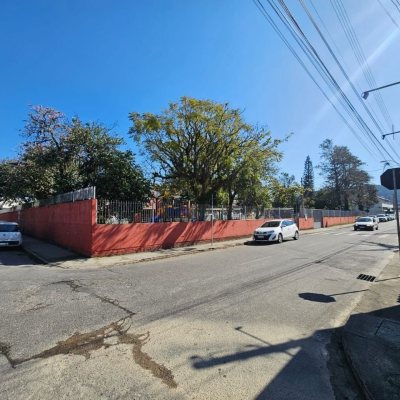Casa Residencial com 90m², 3 quartos, 2 garagens, no bairro Forquilhinha em São José