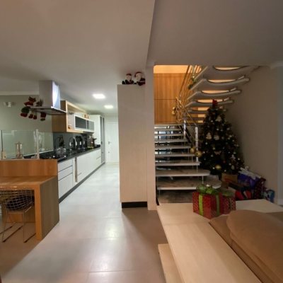 Casa Residencial com 365m², 3 quartos, 3 suítes, 11 garagens, no bairro Agronômica em Florianópolis