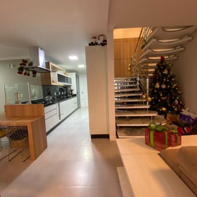 Casa Residencial com 365m², 3 quartos, 3 suítes, 11 garagens, no bairro Agronômica em Florianópolis