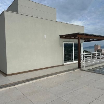 Casa Residencial com 365m², 3 quartos, 3 suítes, 11 garagens, no bairro Agronômica em Florianópolis