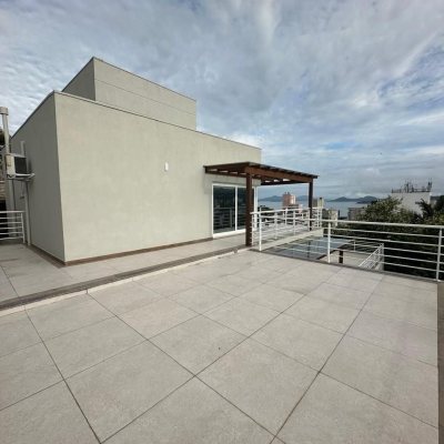 Casa Residencial com 365m², 3 quartos, 3 suítes, 11 garagens, no bairro Agronômica em Florianópolis