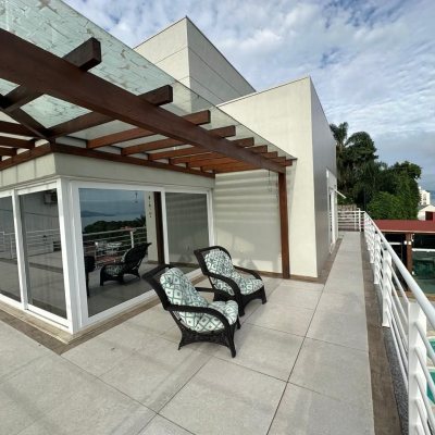 Casa Residencial com 365m², 3 quartos, 3 suítes, 11 garagens, no bairro Agronômica em Florianópolis