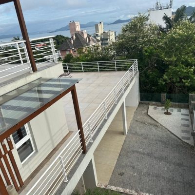 Casa Residencial com 365m², 3 quartos, 3 suítes, 11 garagens, no bairro Agronômica em Florianópolis