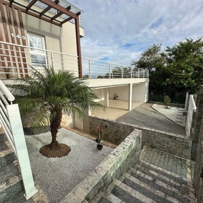 Casa Residencial com 365m², 3 quartos, 3 suítes, 11 garagens, no bairro Agronômica em Florianópolis