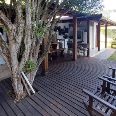 Casa Residencial com 322m², 3 quartos, 3 suítes, 2 garagens, no bairro Lagoa da Conceição em Florianópolis