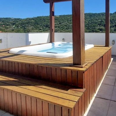 Casa Residencial com 322m², 3 quartos, 3 suítes, 2 garagens, no bairro Lagoa da Conceição em Florianópolis