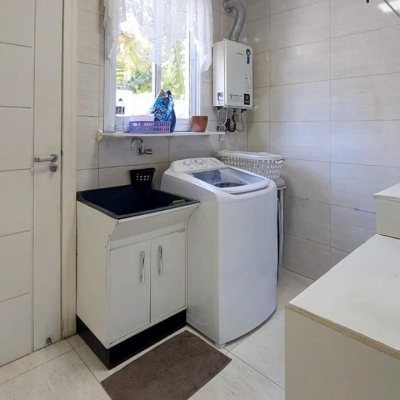 Casa Residencial com 322m², 3 quartos, 3 suítes, 2 garagens, no bairro Lagoa da Conceição em Florianópolis