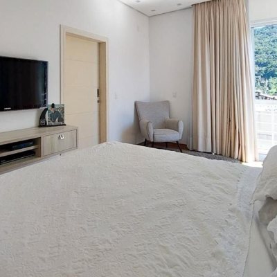 Casa Residencial com 322m², 3 quartos, 3 suítes, 2 garagens, no bairro Lagoa da Conceição em Florianópolis