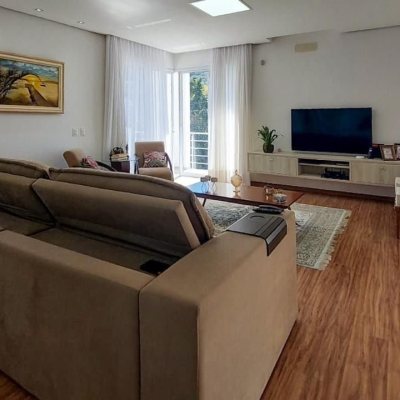 Casa Residencial com 322m², 3 quartos, 3 suítes, 2 garagens, no bairro Lagoa da Conceição em Florianópolis