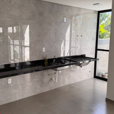 Casa Residencial com 110m², 2 quartos, 2 suítes, 2 garagens, no bairro Ingleses do Rio Vermelho em Florianópolis