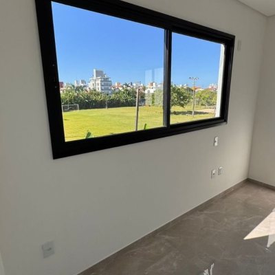 Casa Residencial com 110m², 2 quartos, 2 suítes, 2 garagens, no bairro Ingleses do Rio Vermelho em Florianópolis