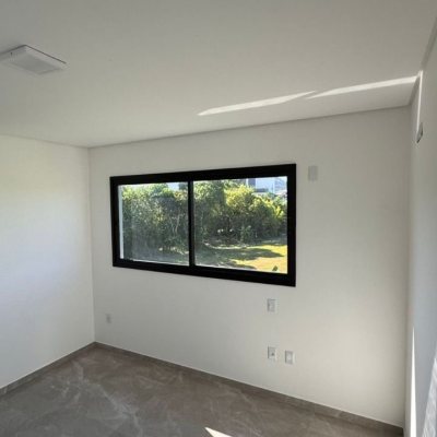 Casa Residencial com 110m², 2 quartos, 2 suítes, 2 garagens, no bairro Ingleses do Rio Vermelho em Florianópolis