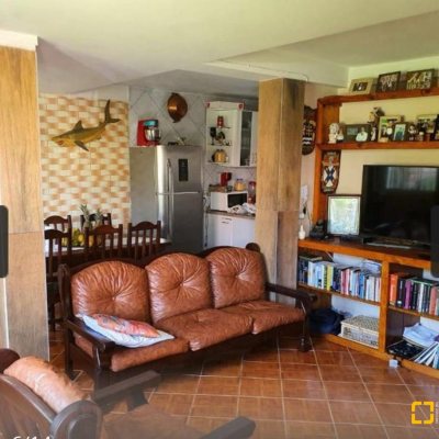 Casa Residencial com 87m², 3 quartos, 2 suítes, 5 garagens, no bairro Agronômica em Florianópolis