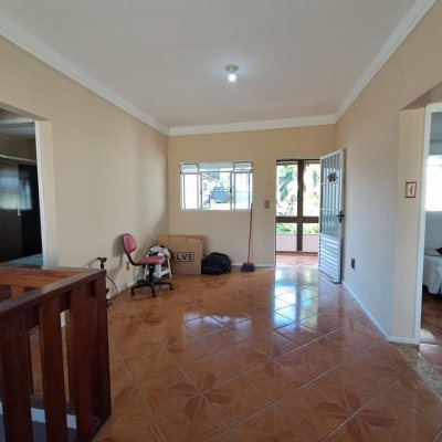 Casa Residencial com 87m², 3 quartos, 2 suítes, 5 garagens, no bairro Agronômica em Florianópolis