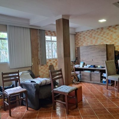 Casa Residencial com 87m², 3 quartos, 2 suítes, 5 garagens, no bairro Agronômica em Florianópolis