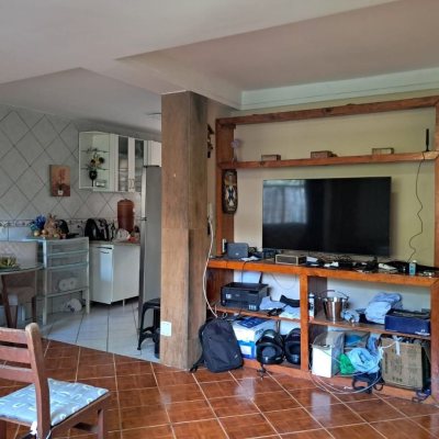 Casa Residencial com 87m², 3 quartos, 2 suítes, 5 garagens, no bairro Agronômica em Florianópolis