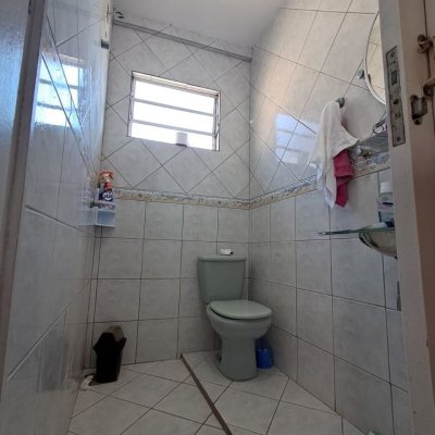 Casa Residencial com 87m², 3 quartos, 2 suítes, 5 garagens, no bairro Agronômica em Florianópolis