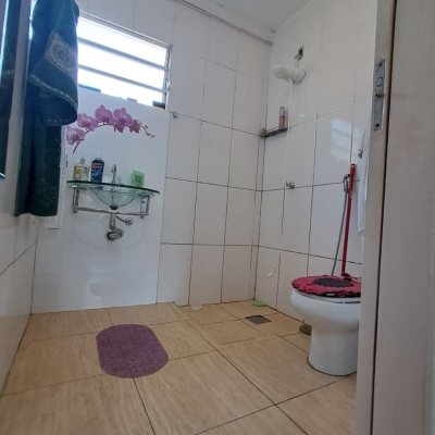 Casa Residencial com 87m², 3 quartos, 2 suítes, 5 garagens, no bairro Agronômica em Florianópolis