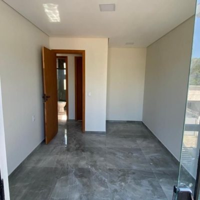 Sobrado Residencial com 48m², 2 quartos, 1 suíte, 1 garagem, no bairro Rio Vermelho em Florianópolis